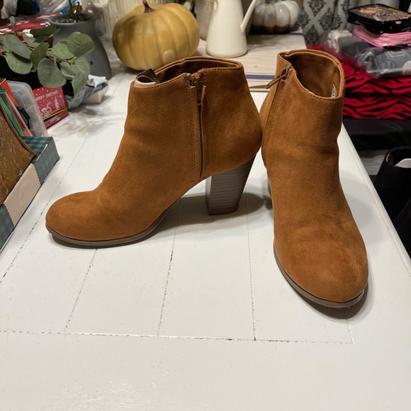 Women Boots - Picture 1 of 2